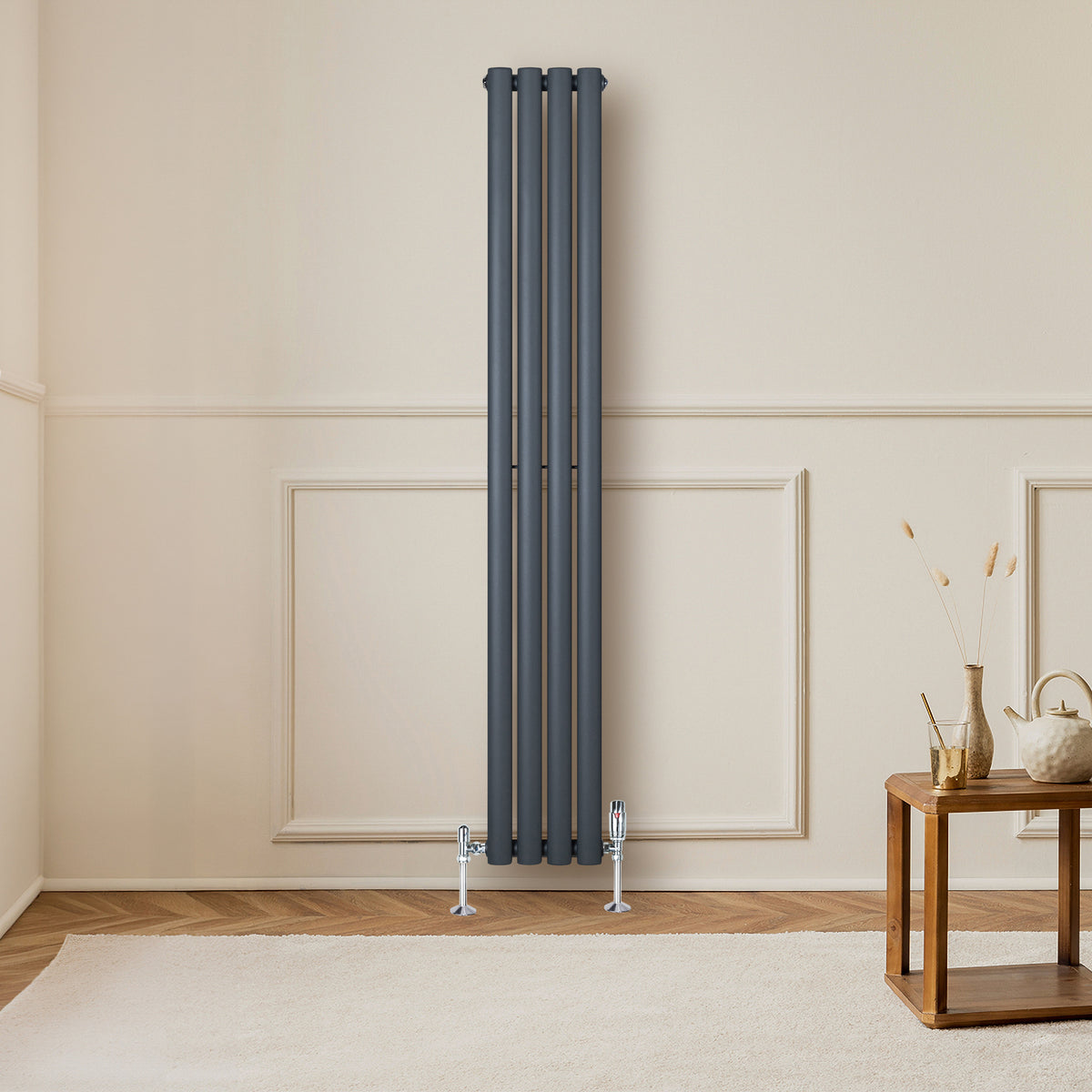 Anthrazitgrauer Gliederheizkörper mit TRV Chromventilen, 1600mm x 240mm, vertikal montiert an einer hellen Wand, umgeben von einem modernen Raumdesign