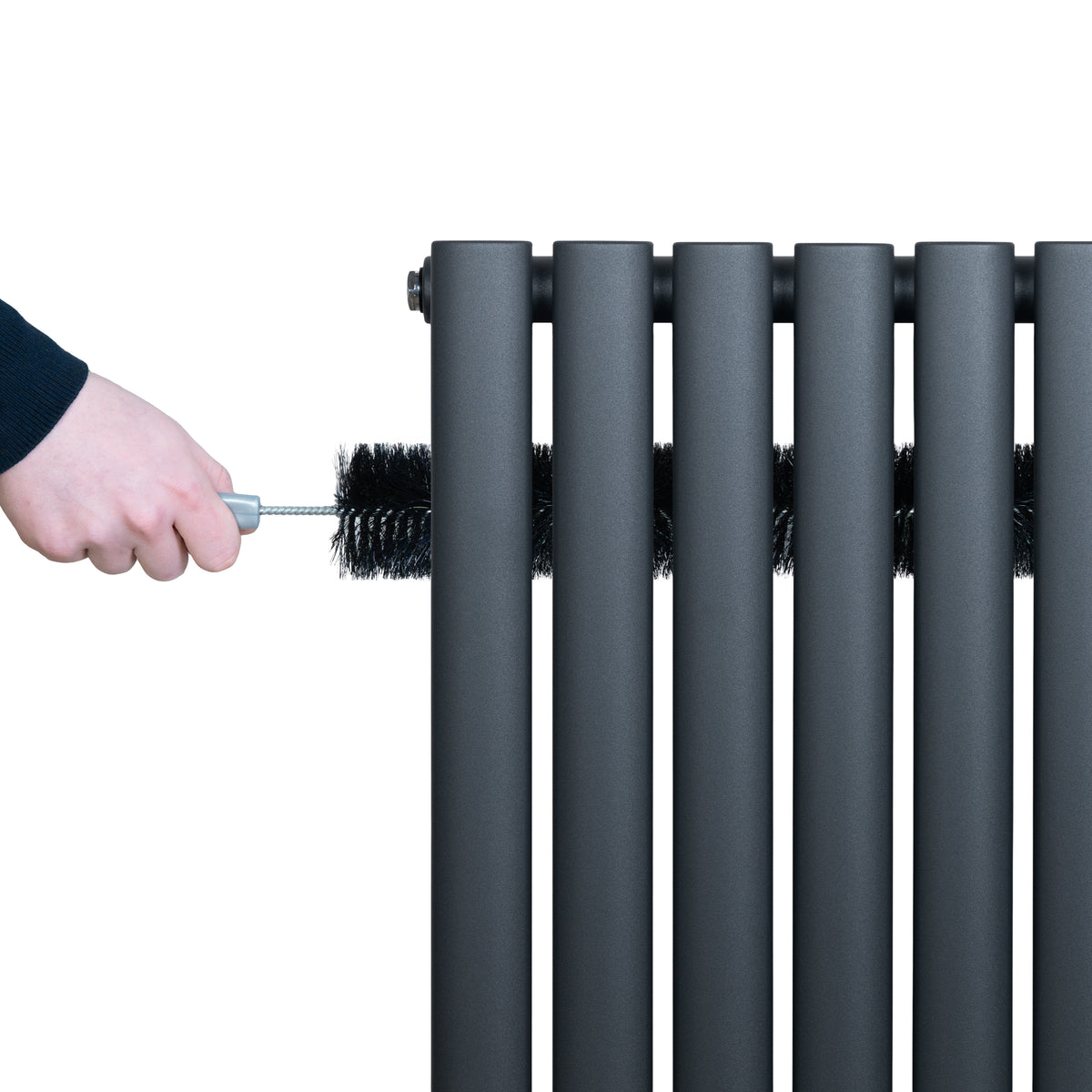 Anthrazitgrauer Gliederheizkörper mit TRV Chromventilen, 1600mm x 240mm, wird mit einer Bürste gereinigt, um die Oberfläche zu pflegen
