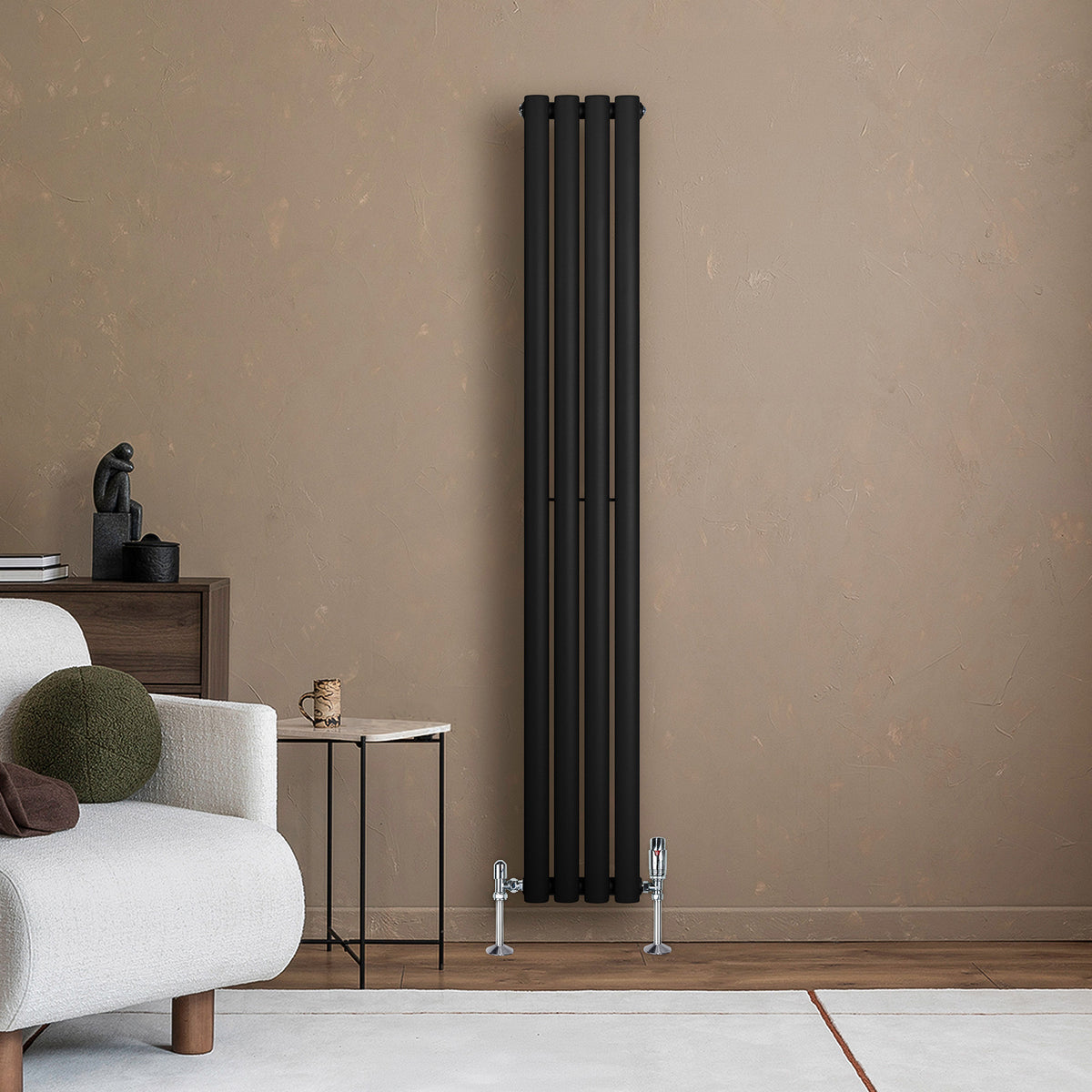 Schwarzer Gliederheizkörper mit TRV Chromventilen, 1600mm x 240mm, elegant an einer Wand in modernem Wohnraum, umgeben von minimalistischem Mobiliar