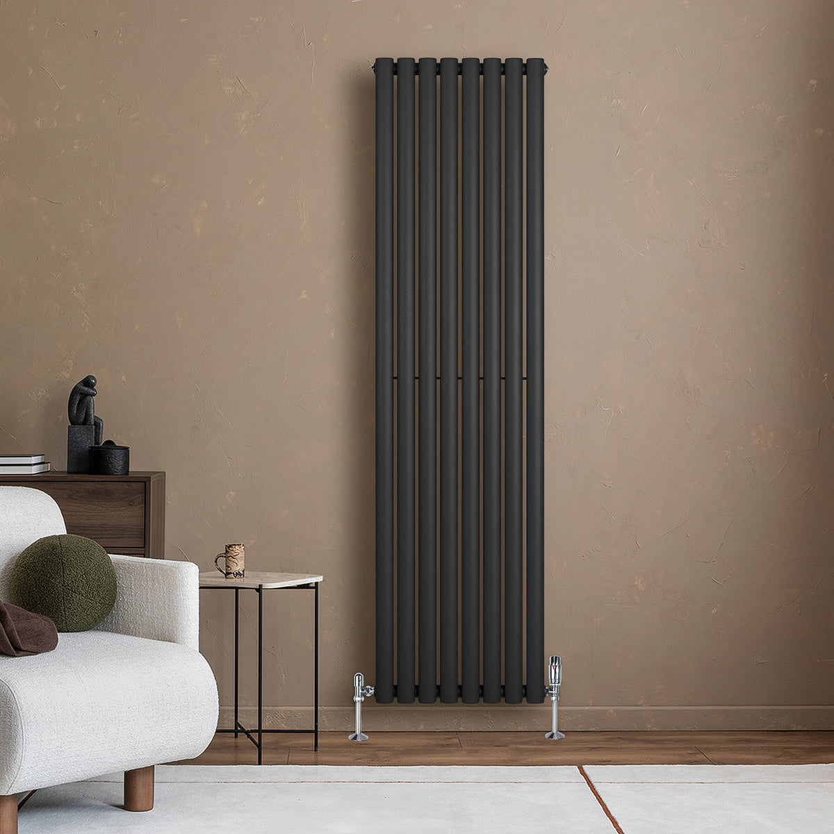 Schwarzer Gliederheizkörper mit TRV Chromventilen, 1800mm x 480mm, elegant an einer Wand, umgeben von modernem Möbel und neutralen Farben