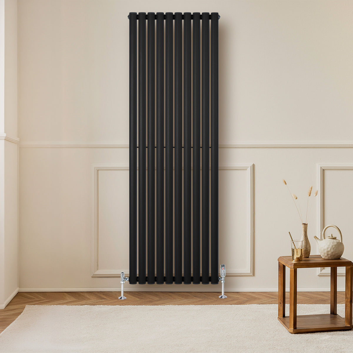Schwarzer Gliederheizkörper mit TRV Chromventilen, 1800mm x 600mm, vertikale Lamellenstruktur, modern und elegant, ideal für stilvolle Innenräume