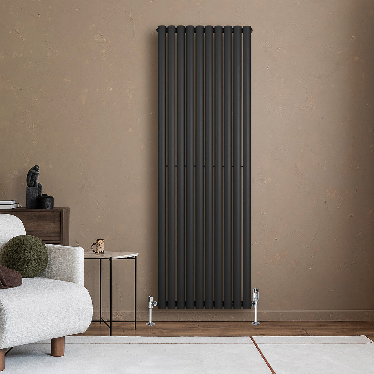 Schwarzer Gliederheizkörper mit TRV Chromventilen, 1800mm x 600mm, an einer modernen Wand, umgeben von einem stilvollen Wohnzimmer-Ambiente
