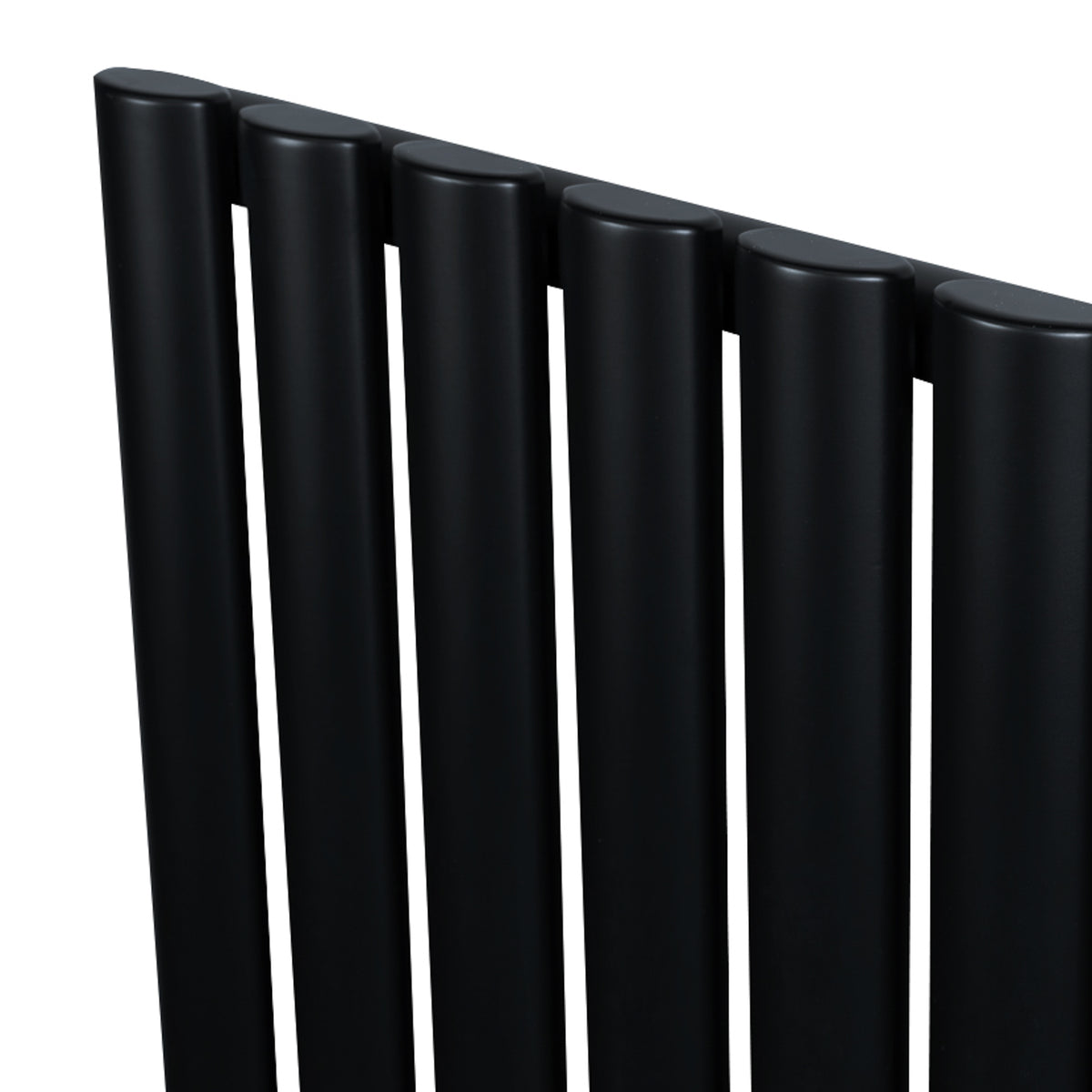 Schwarzer Gliederheizkörper mit TRV Chromventilen, 1800mm x 600mm, zeigt elegante, runde Röhren und eine matte Oberfläche für modernes Design
