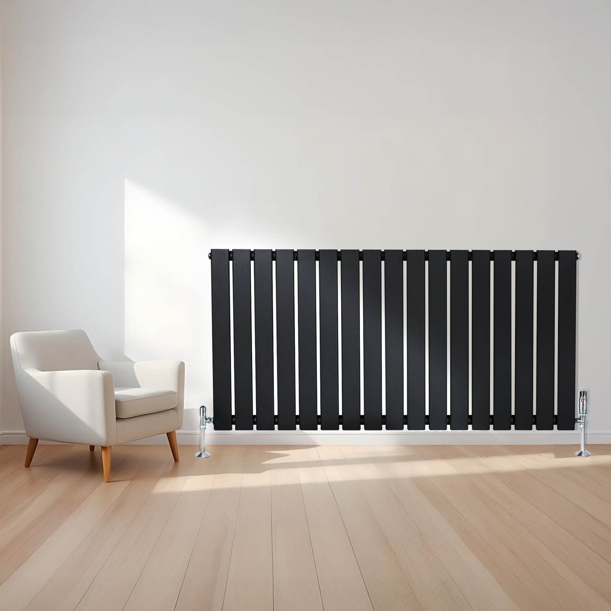 Schwarzer Flachheizkörper mit vertikalen Lamellen, 600mm x 1190mm, elegant an einer hellen Wand, neben einem modernen weißen Sessel auf Holzfußboden
