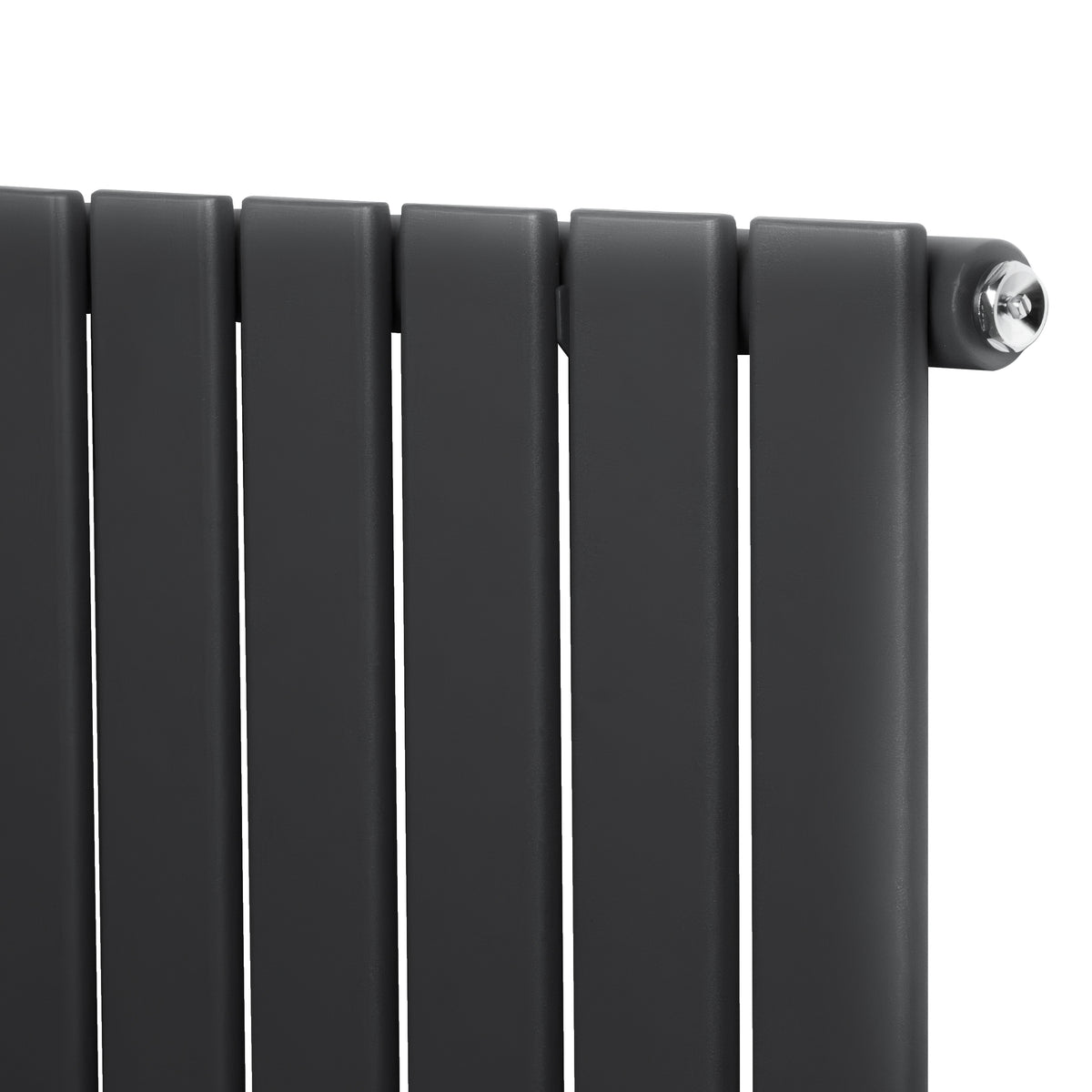 Flachheizkörper in Anthrazitgrau, 600mm x 1400mm, mit glatten, vertikalen Lamellen und einem modernen, minimalistischen Design für stilvolle Räume