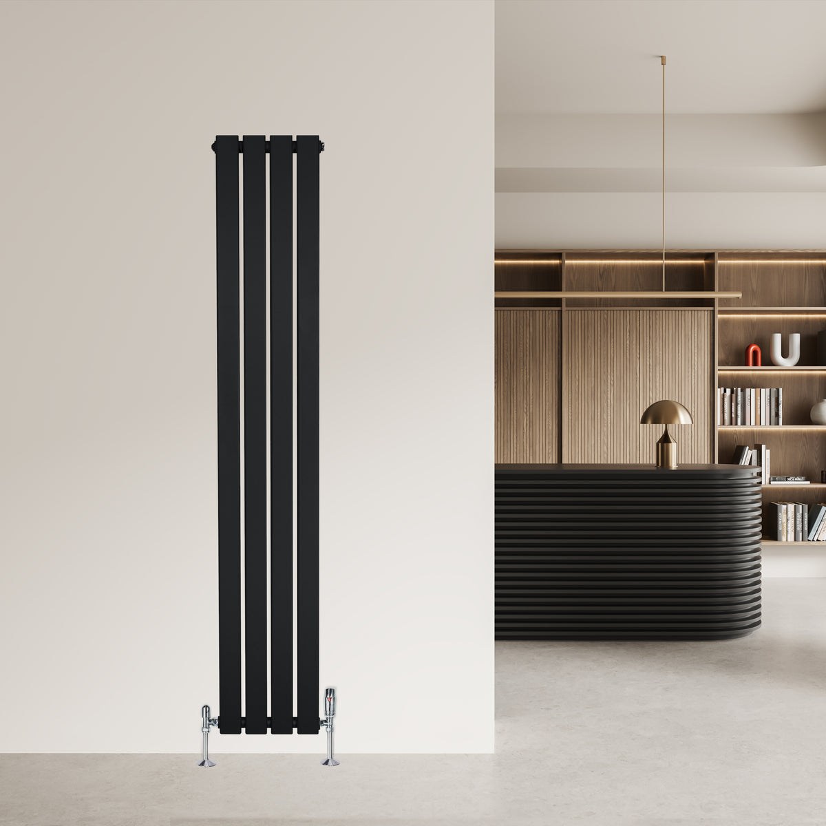 Schwarzer Flachheizkörper mit schlanken vertikalen Lamellen, montiert an einer hellen Wand, ergänzt durch elegante Ventile und modernes Interieur