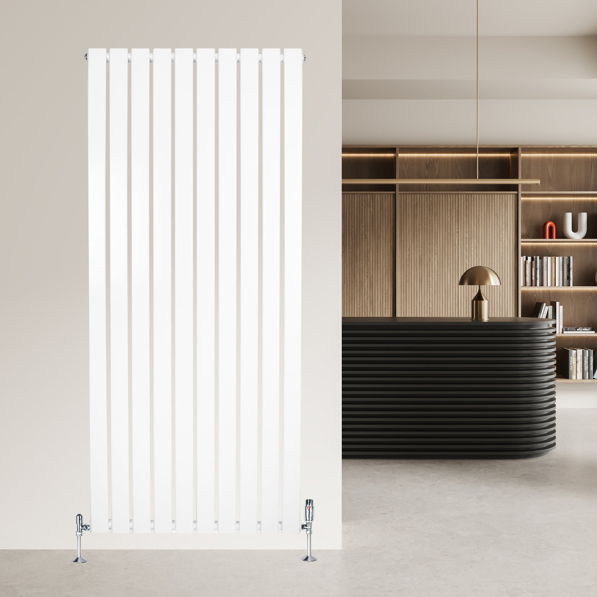 Flachheizkörper in Weiß, 1600mm x 700mm, mit vertikalen Lamellen, modernem Design und eleganten Ventilen, ideal für stilvolle Innenräume