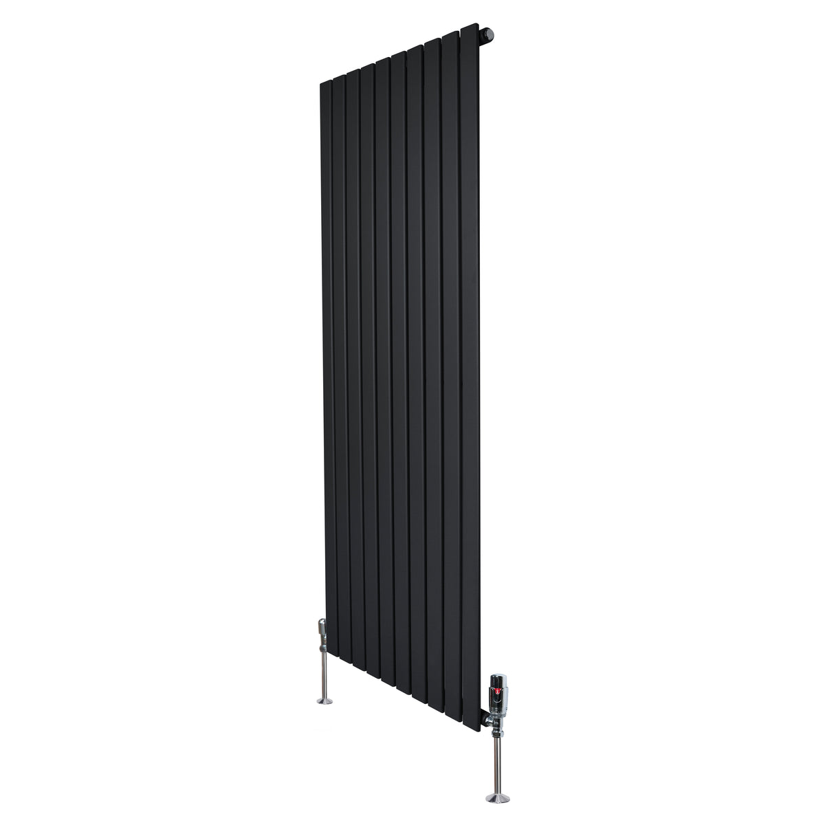 Schwarzer Flachheizkörper mit vertikalen Lamellen, 1600mm x 700mm, ausgestattet mit modernen Ventilen und stabilen Füßen aus Metall