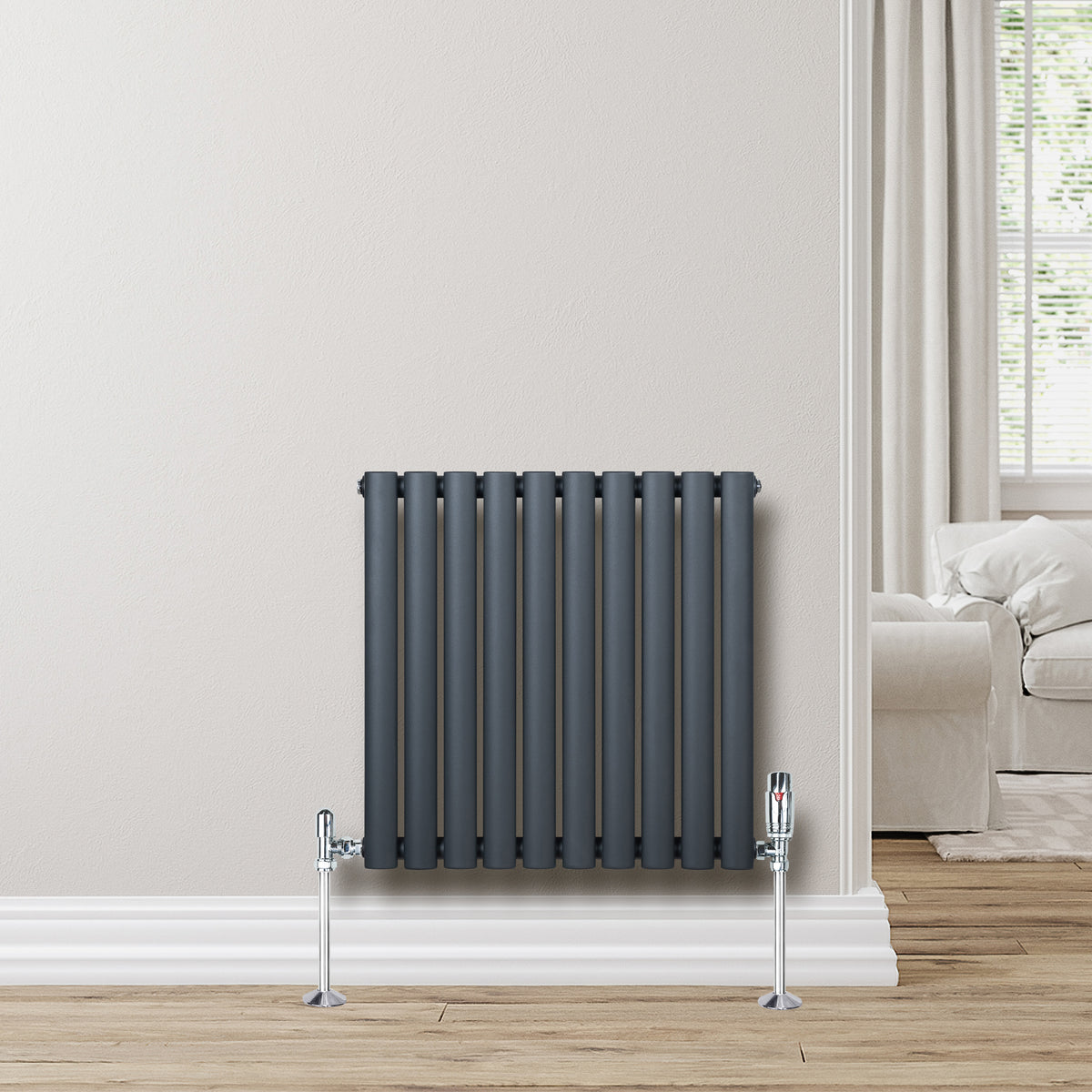 Anthrazitgrauer Gliederheizkörper mit TRV Chromventilen, 600mm x 600mm, an einer hellen Wand, moderne Form und glatte Oberfläche