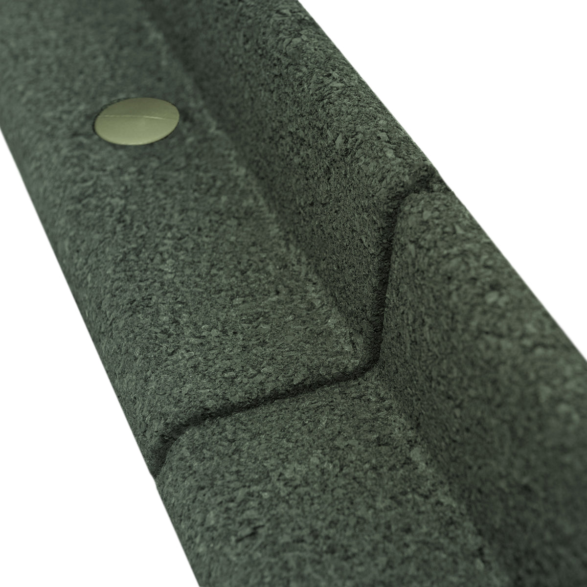 Flexible Rasenkante in Grün, aus robustem Material mit glatter Oberfläche und einem integrierten Befestigungsstift für einfache Montage