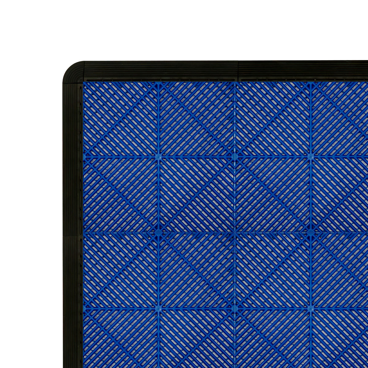 Belüftete Garagenbodenfliesen in Blau mit strukturiertem Oberflächenmuster und schwarzen Kanten, ideal für rutschfeste und langlebige Bodenbeläge