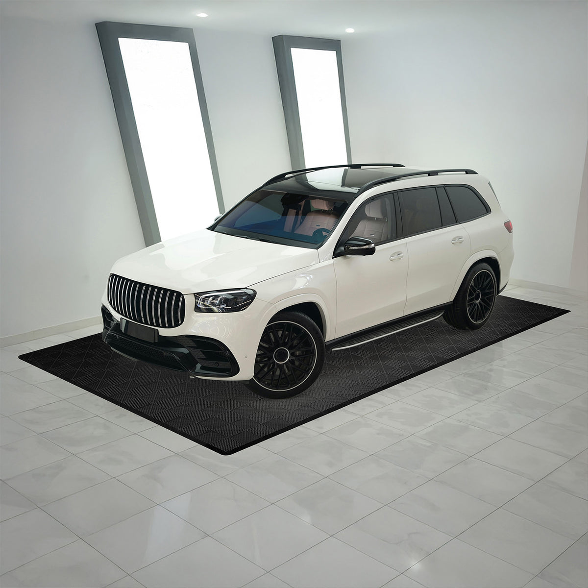 Schwarze belüftete Garagenbodenfliesen mit Kanten, die einen modernen, strukturierten Look bieten und ideal für die Fahrzeugabstellung sind