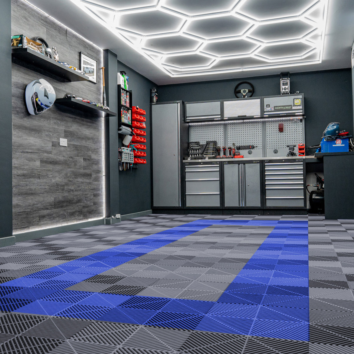 Graue und blaue belüftete Garagenbodenfliesen mit sechseckigen LED-Leuchten an der Decke, modern und funktional, ideal für Werkstätten