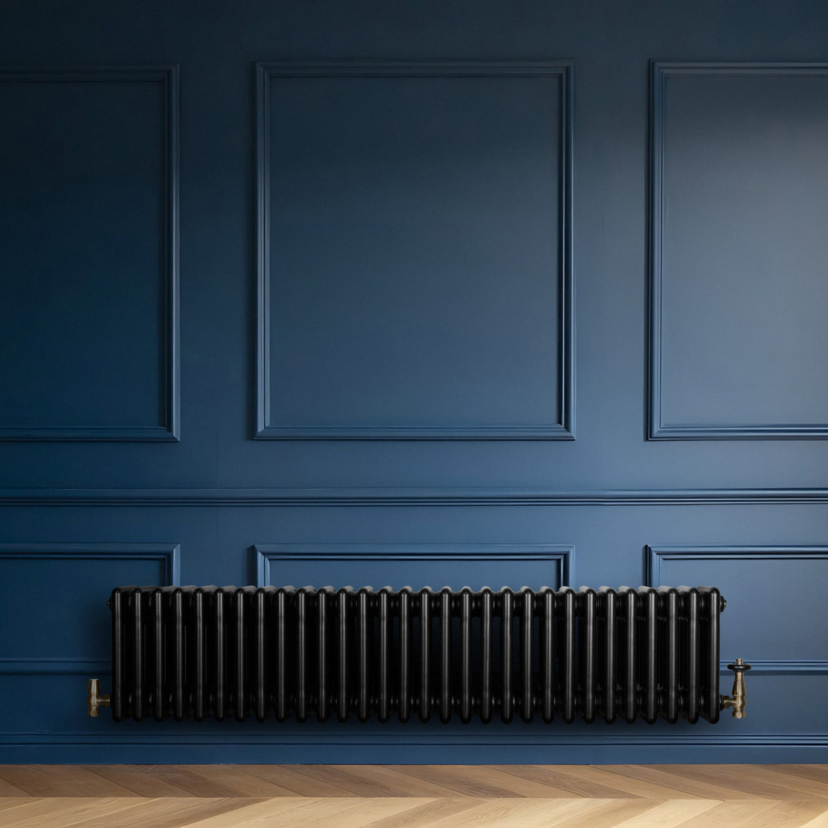 Schwarzer Röhrenheizkörper mit 4 Säulen, 300mm x 1370mm, elegant an einer blauen Wand montiert, glänzende Oberfläche und stilvolles Design