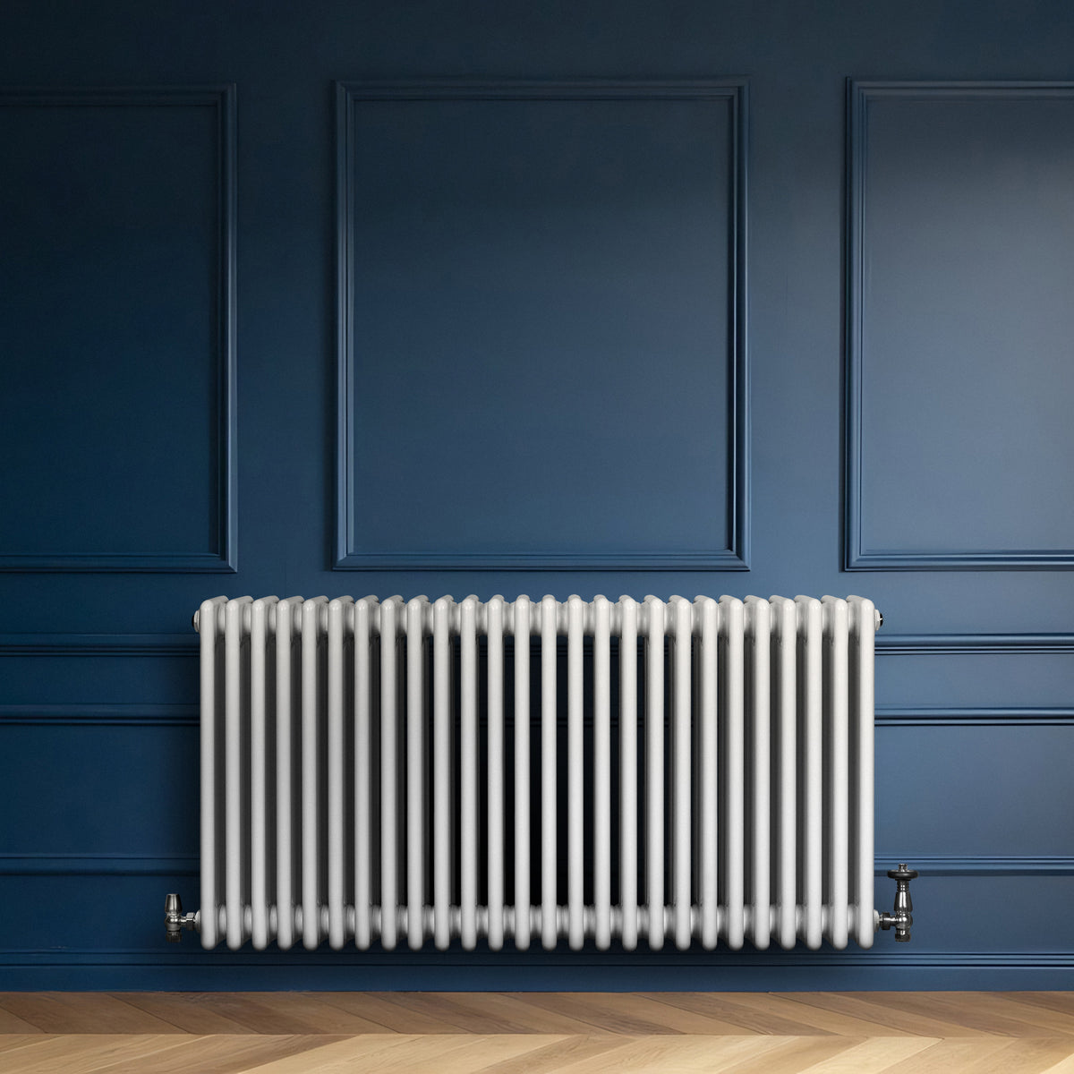 Röhrenheizkörper mit vier Säulen in Weiß, 600mm x 1190mm, vor einer blauen Wand, mit glatter, glänzender Oberfläche und eleganter, moderner Form