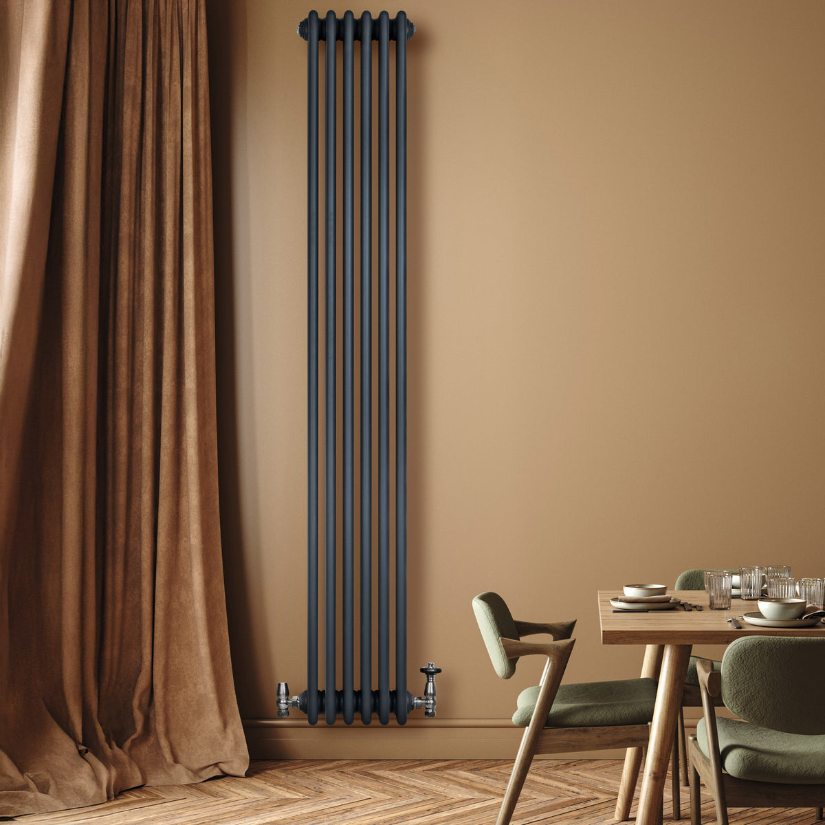 Röhrenheizkörper mit vier Säulen in Anthrazitgrau, 1800mm x 290mm, elegant an einer Wand, umgeben von einem stilvollen Raum mit Holzfußboden und Vorhängen