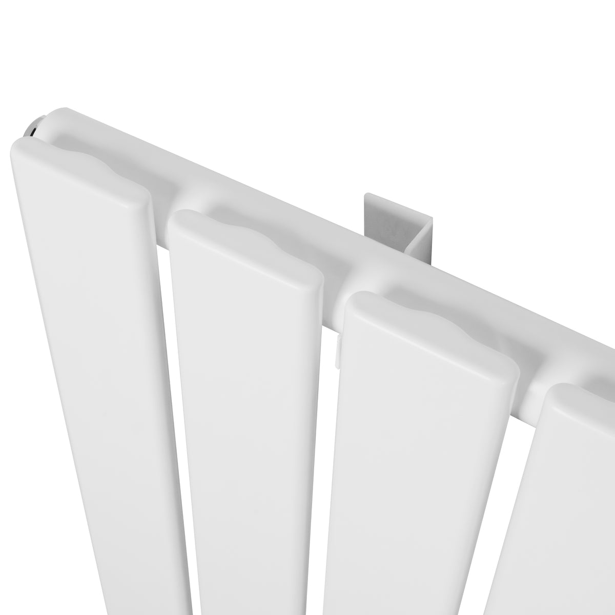 Flachheizkörper in Weiß, 600mm x 1190mm, mit glatten, modernen Lamellen und einer eleganten, minimalistischen Form für zeitgemäße Innenräume