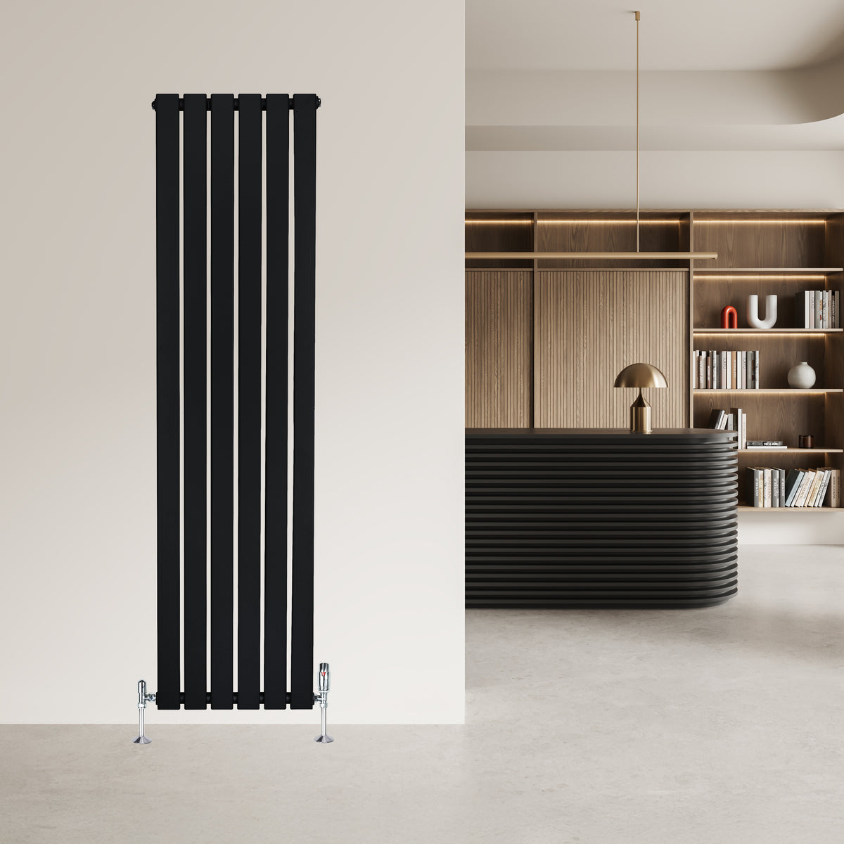 Schwarzer Flachheizkörper mit vertikalen Lamellen, 1600mm x 420mm, elegant an einer modernen Wand in einem stilvollen Raum montiert