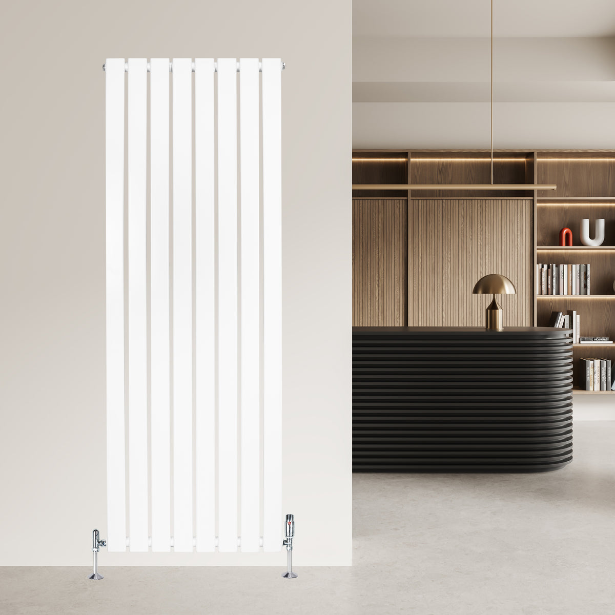 Flachheizkörper in Weiß, 1600mm x 560mm, mit vertikalen Lamellen, modernem Design und eleganten Chromfüßen, ideal für stilvolle Innenräume