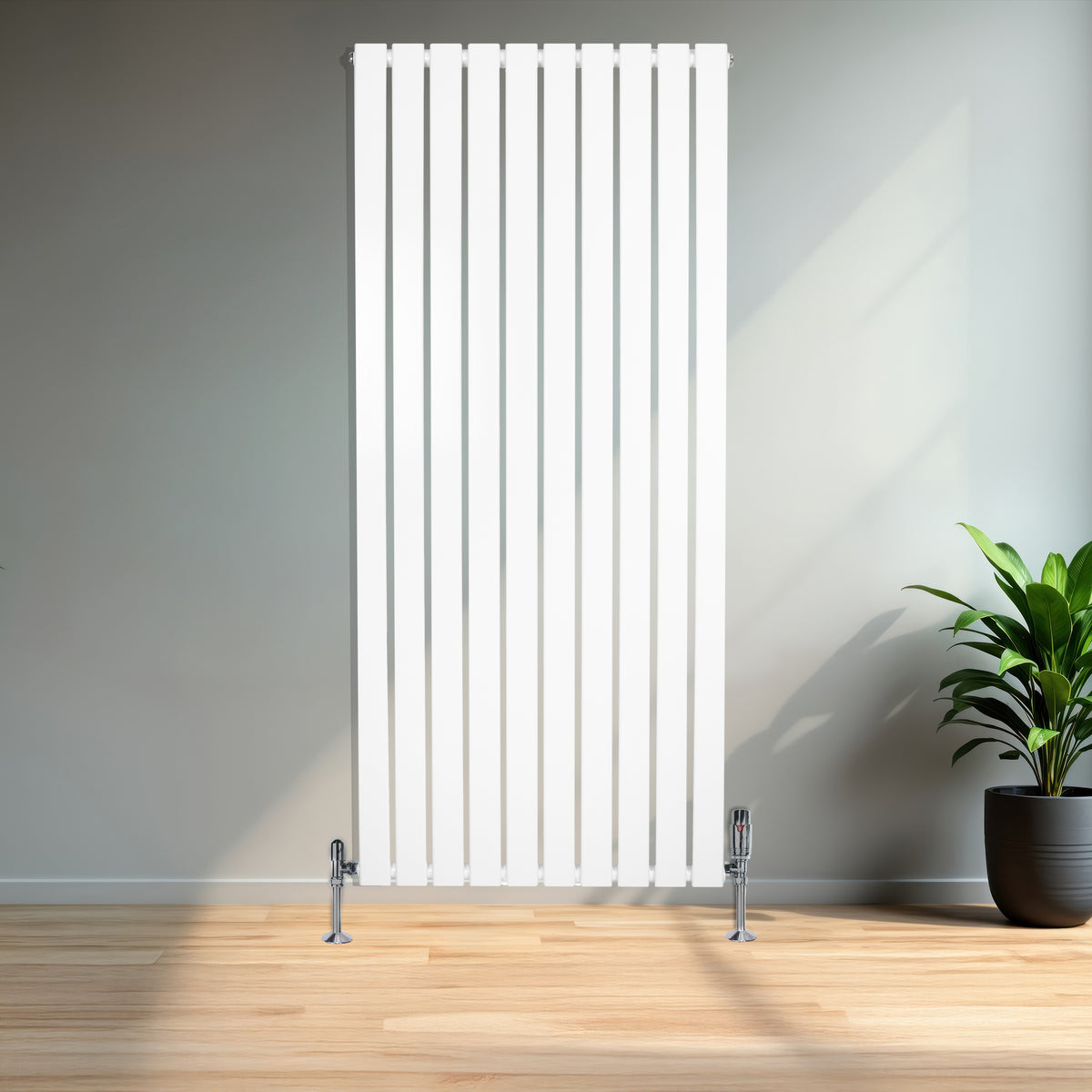 Flachheizkörper in Weiß, 1600mm x 700mm, mit vertikalen Lamellen und glänzenden Metallfüßen, ideal für moderne Wohnräume
