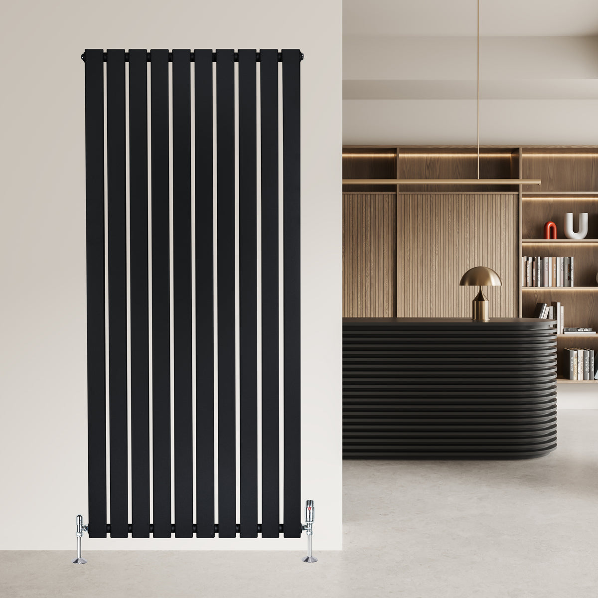 Schwarzer Flachheizkörper mit vertikalen Lamellen, 1600mm x 700mm, elegant an einer modernen Wand montiert, ideal für stilvolle Innenräume
