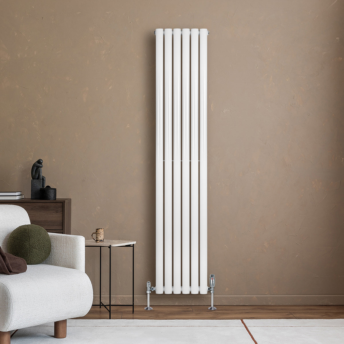 Hochformatiger, weißer Gliederheizkörper mit sechs vertikalen Röhren, elegant an einer beige Wand montiert, neben einem modernen Sofa und Tisch