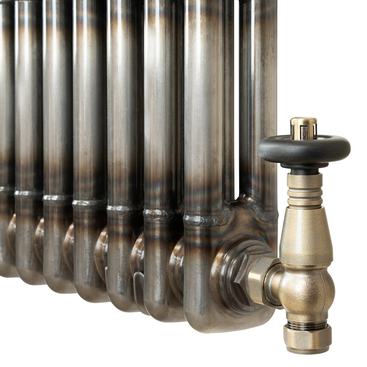 Klassischer 2-Säulen-Heizkörper aus Rohmetall mit TRV, glänzender Oberfläche, robustem Design und detaillierter Verarbeitung