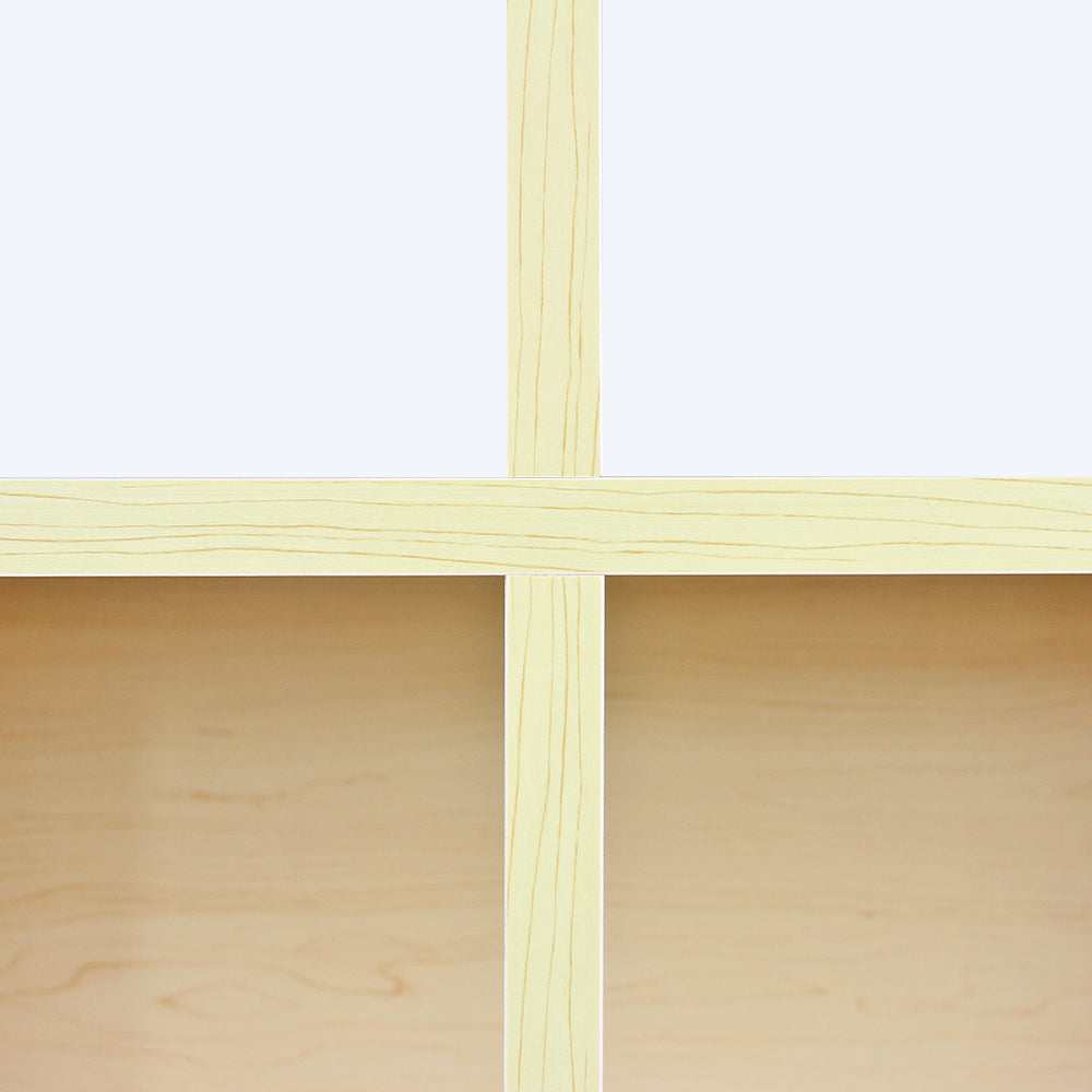Verkaufstheke aus hellem Ahornholz mit feiner Maserung, quadratischer Form und glatter Oberfläche, ideal für Empfangsbereiche und Geschäfte