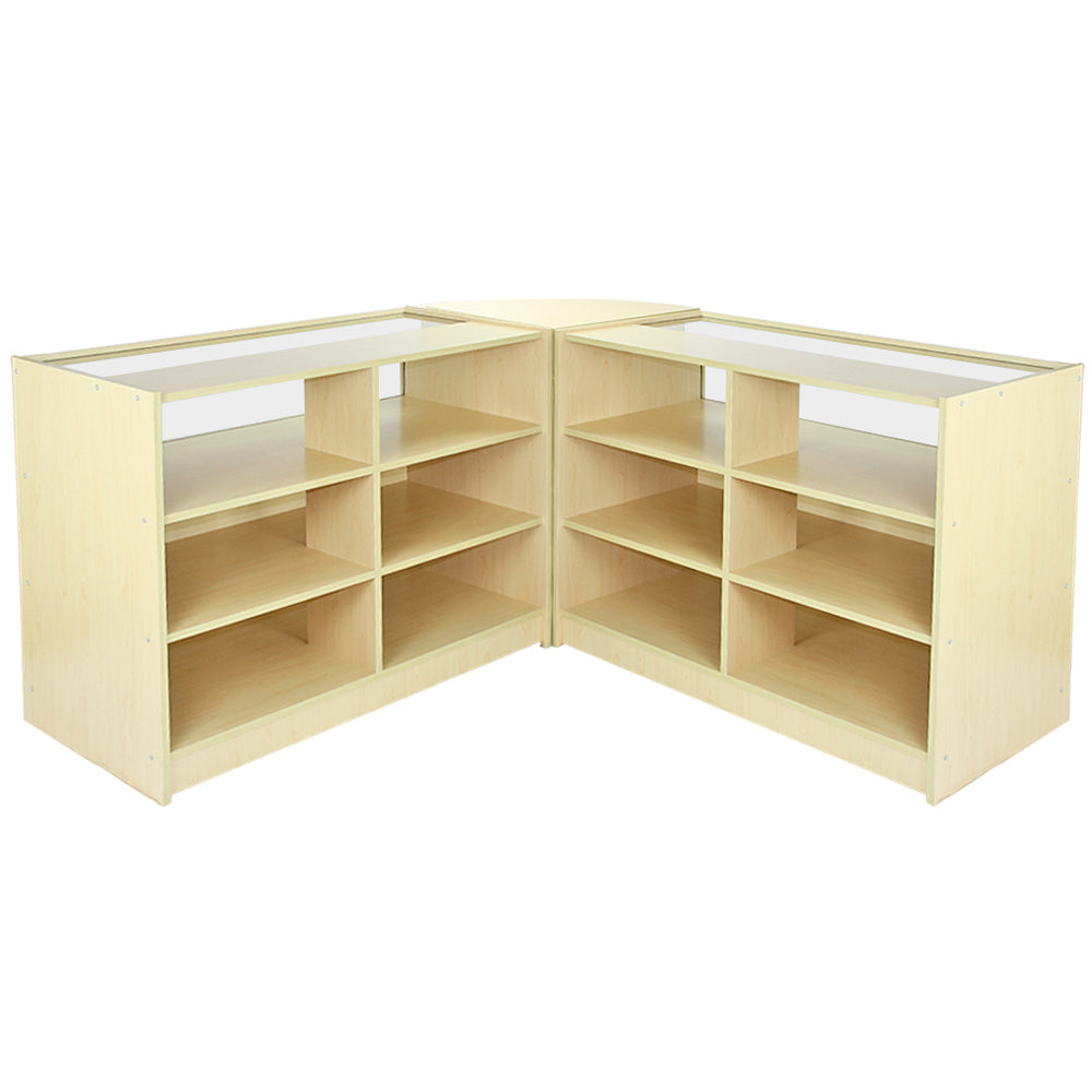 Moderne Empfangstheke in hellem Holzdesign mit offenen Regalen und Glasoberfläche, ideal für Verkaufsräume und Rezeptionen