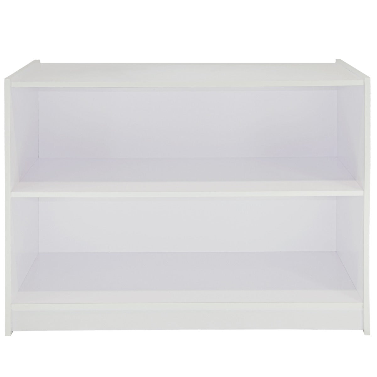 Weiße Ladentheke mit zwei offenen Regalen, glatte Oberfläche und moderne, minimalistische Form, ideal für Verkauf oder Empfang