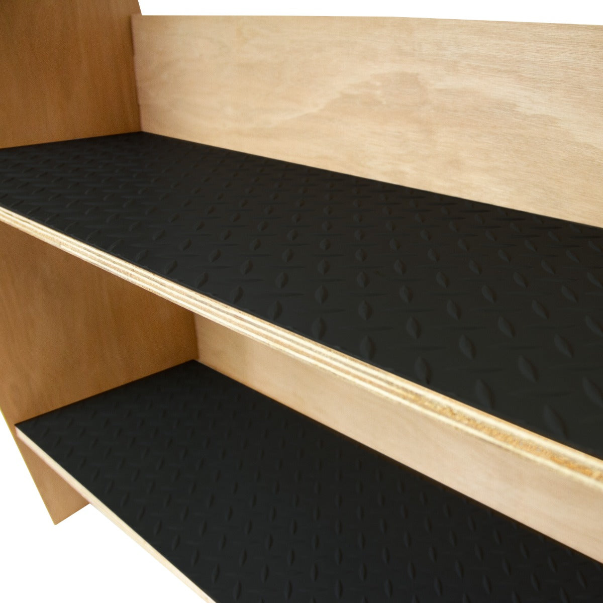 Holzregal mit zwei schwarzen, rutschfesten Gummimatten, ideal für die Organisation von Werkzeugen im Ford Transit Custom, robust und funktional