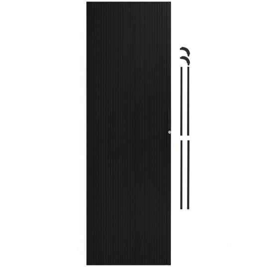 Schwarze Tür mit vertikalen Rillen, elegant und modern, aus robustem Material, ideal für zeitgemäße Innenräume und Eingänge