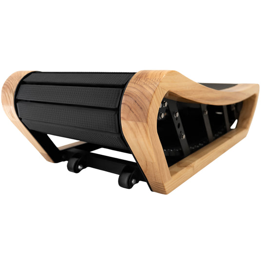 Eleganter Holz-Laufband mit schwarzem Gummibelag, geschwungener Form und stabiler Konstruktion, ideal für ein modernes Fitnessstudio
