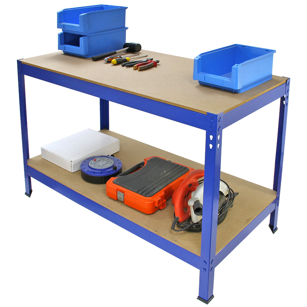 Robuste Q-Rax Werkbank in Blau mit einer stabilen Arbeitsfläche aus Holz, Werkzeugen und Aufbewahrungsboxen auf der Oberfläche und darunter