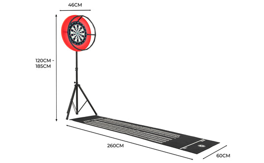 Dartboard mit rotem Ring, auf einem stabilen Ständer montiert, neben einer langen, schwarzen Zielmatte mit Maßstab und Markierungen für präzises Zielen