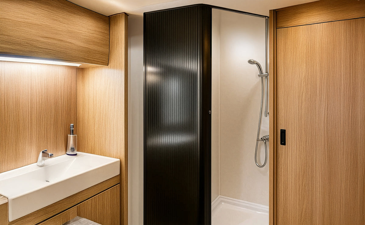 Moderne Dusche mit schwarzer Glastür, hellem Holzschrank und elegener Waschbeckenarmatur, sanfte Beleuchtung für eine einladende Atmosphäre