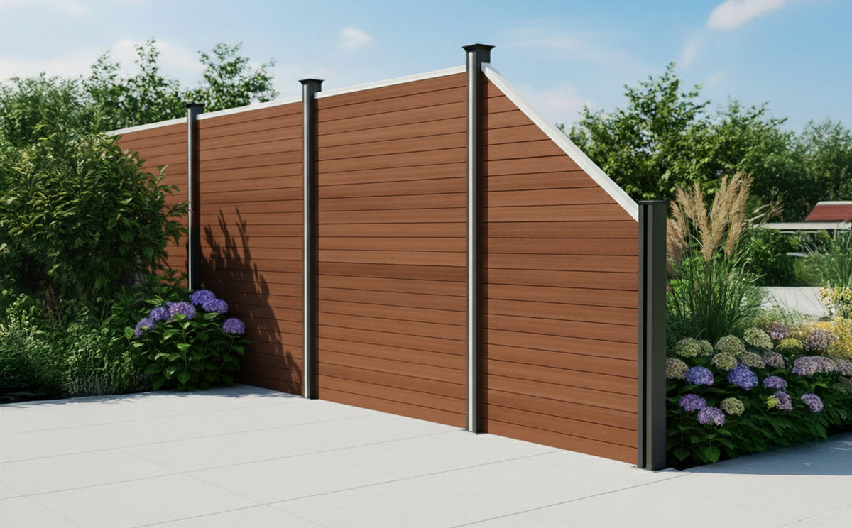 Holzoptik-Zaun mit braunen Paneelen und grauen Pfosten, umgeben von bunten Blumen und grünem Laub, ideal für Garten- oder Terrassengestaltung