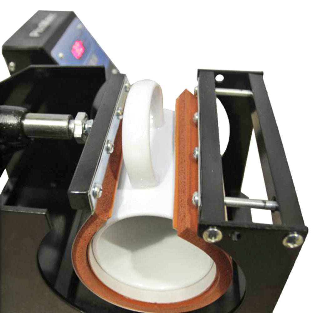Tassenpresse mit schwarzem Gehäuse, rotem Silikonring und weißer Tasse, die zur Druckanwendung vorbereitet ist, zeigt präzise Drucktechnik