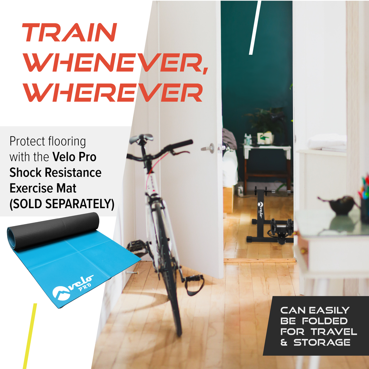 Schwarzer magnetischer Rollentrainer Velo Pro in einem modernen Raum, mit einem blauen, faltbaren Trainingsmatte im Vordergrund und einem Fahrrad im Hintergrund