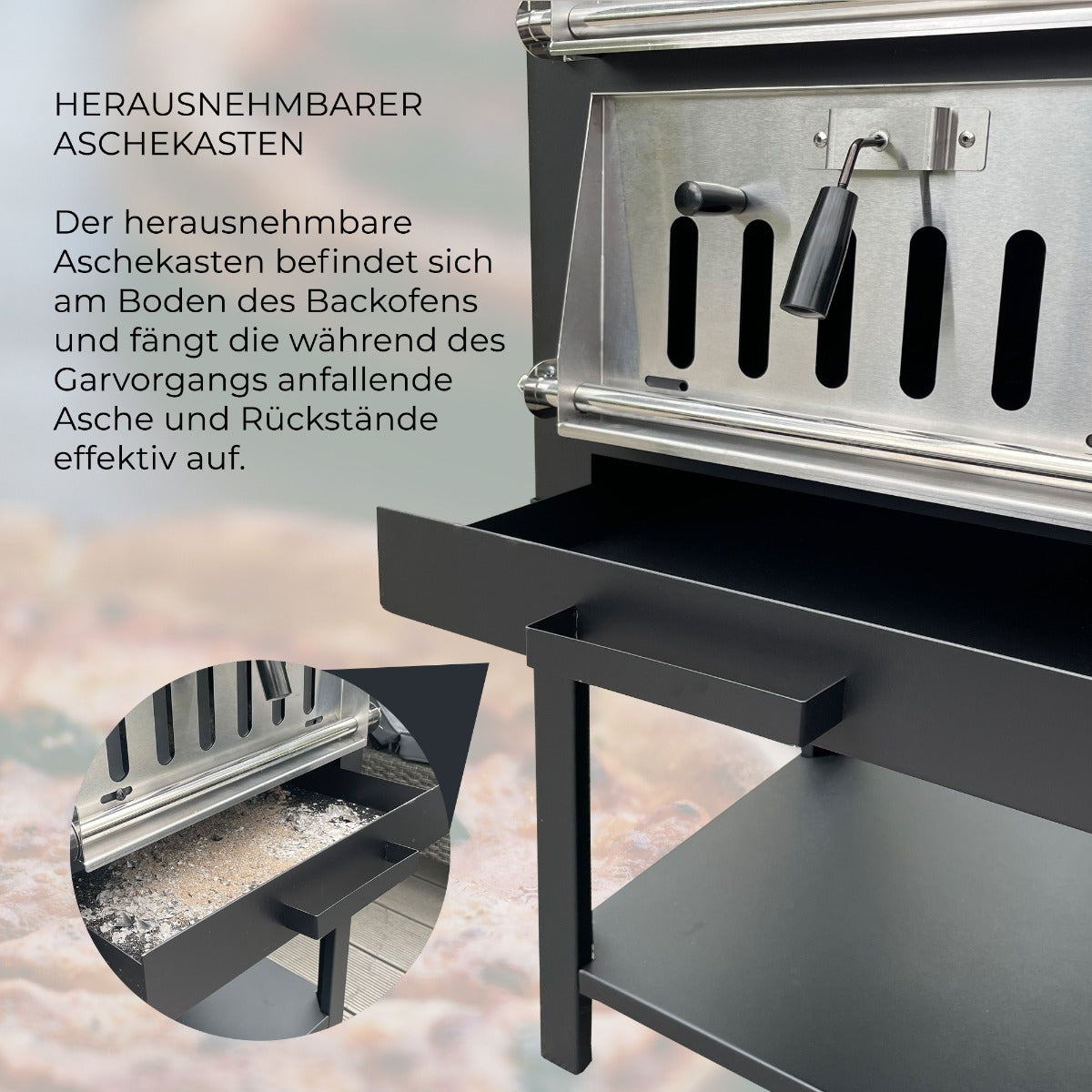 Herausnehmbare Aschekasten des KuKoo Outdoor Pizzaofens aus Edelstahl, schwarz lackiert, mit praktischem Griff für einfache Reinigung und Wartung