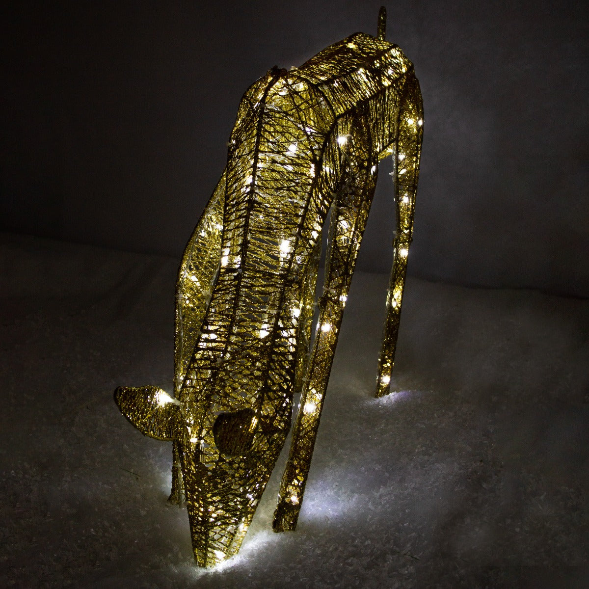 Goldenes Reh mit LED-Beleuchtung, filigran gestaltet, glänzende Oberfläche, in einer eleganten Pose, ideal für festliche Dekorationen