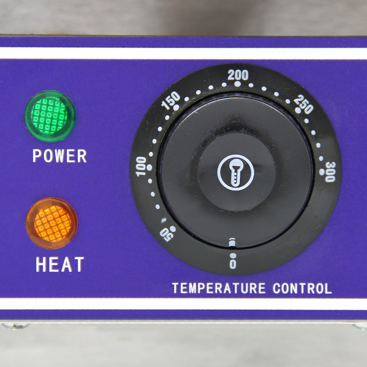 Regler für die Temperaturkontrolle mit einem schwarzen Drehknopf, grüner Power-LED und orangefarbener Heiz-LED auf lila Hintergrund