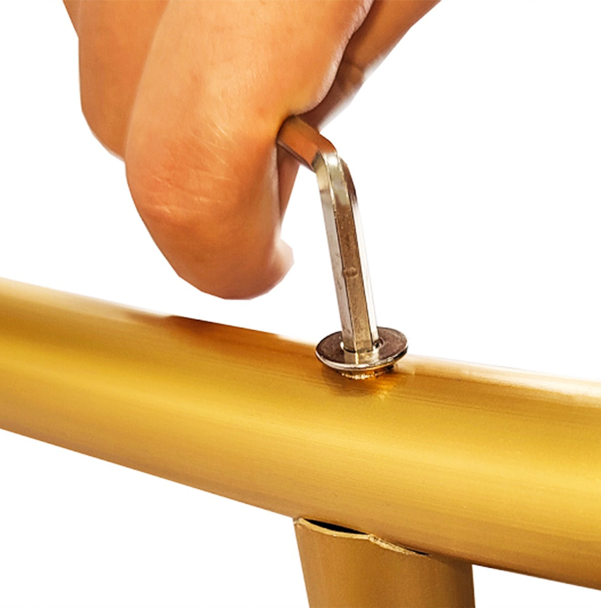 Eine Hand befestigt einen silbernen Schlüssel an einem goldenen Ballonbogen aus Metall, der für Hochzeiten geeignet ist und eine elegante Dekoration bietet