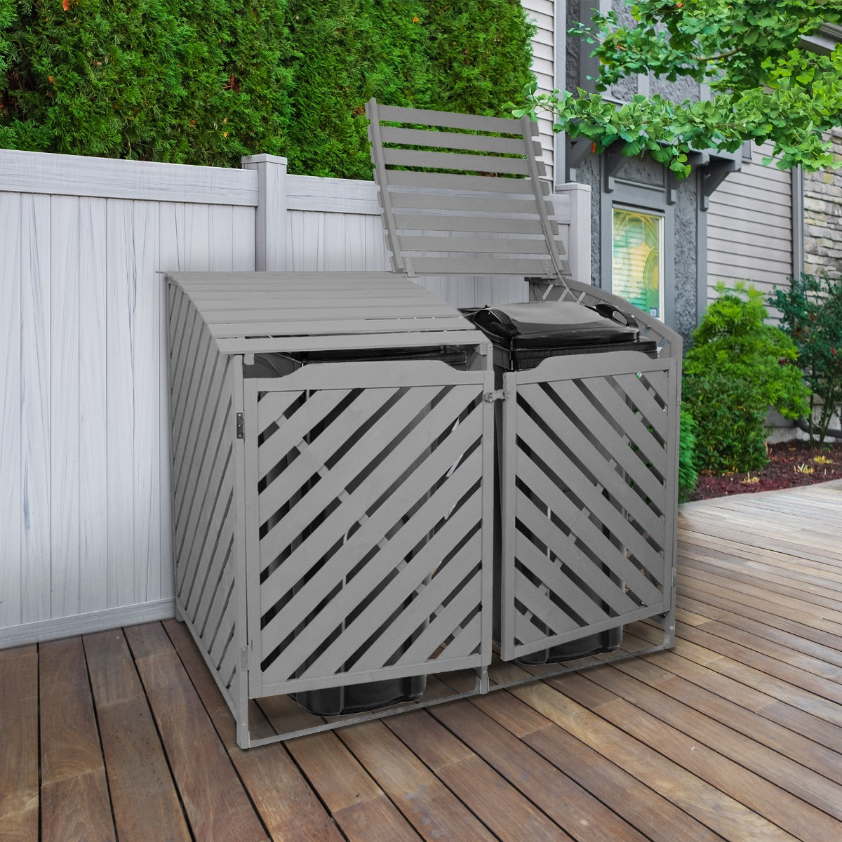 Mülltonnenverkleidung für zwei 240L Tonnen aus grau gewaschenem Holz, mit schrägen Lamellen und klappbarem Deckel, ideal für Garten und Außenbereich