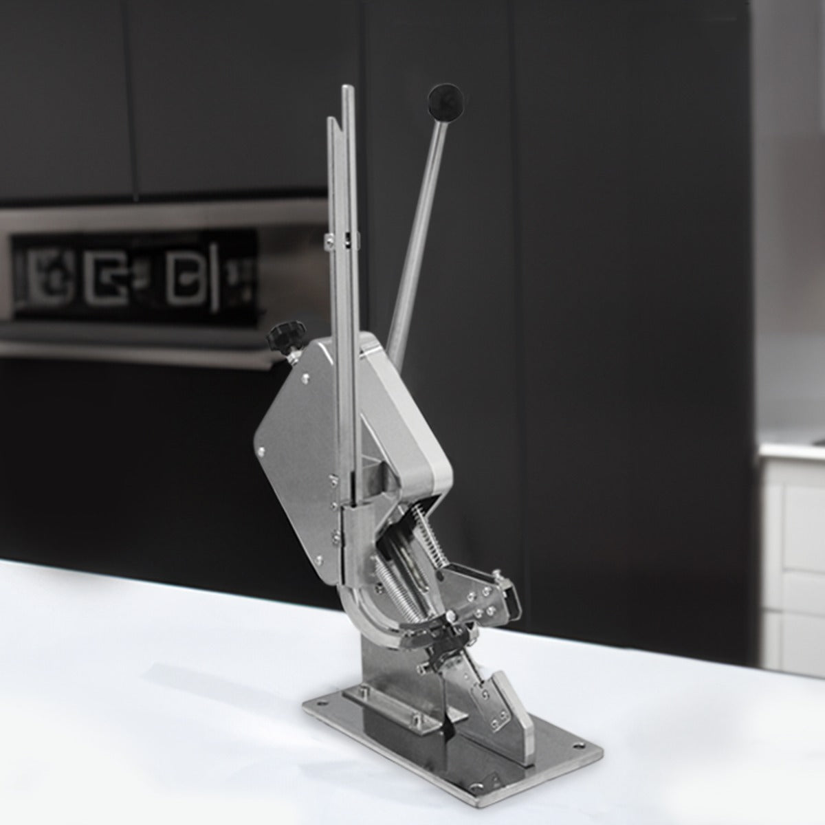 Der Kukoo Wurstclipper aus Edelstahl hat eine robuste, glänzende Oberfläche, einen langen Hebel und eine stabile Basis für präzises Arbeiten in der Küche
