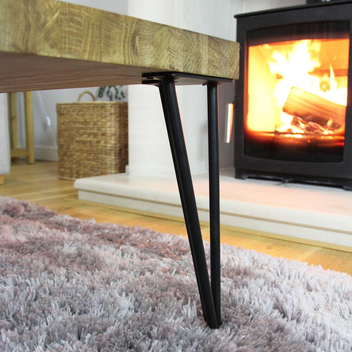 Schwarze 35,5 cm lange Hairpin Tischbeine mit 3 Streben, elegant und stabil, unter einem rustikalen Holztisch auf einem weichen Teppich