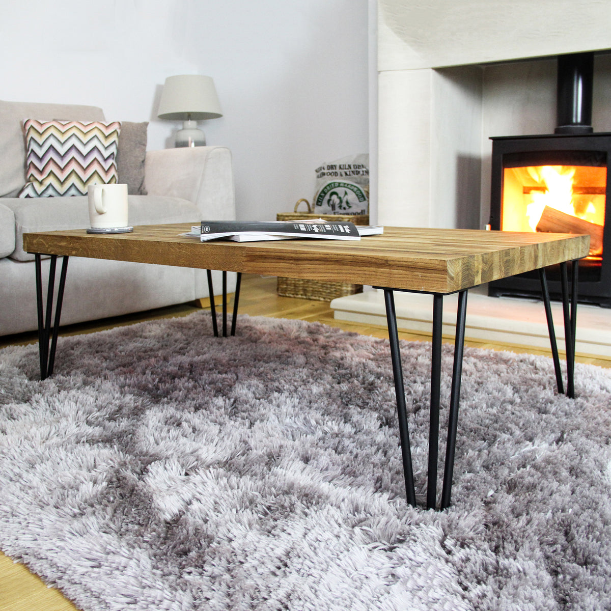 Schlichte 71 cm hohe Hairpin Tischbeine aus Rohstahl mit zwei Streben, ideal für moderne Möbel, auf einem weichen, grauen Teppich neben einem Kamin
