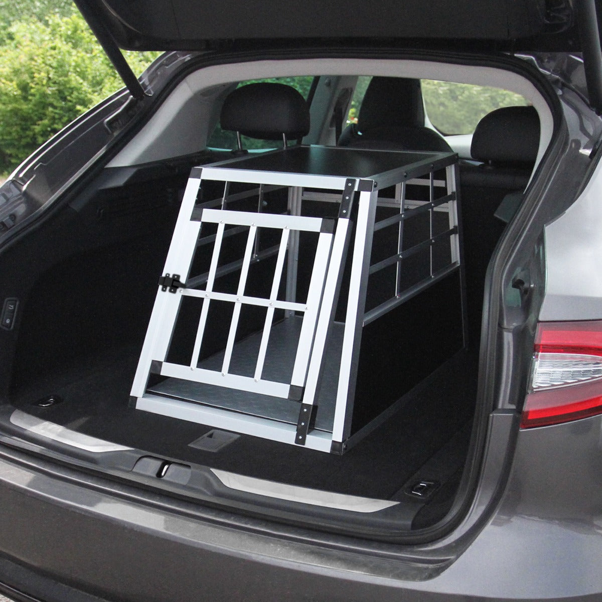 Kleine Hundetransportbox aus robustem Aluminium, schwarz lackiert, mit stabilen Gitterelementen, ideal für den Kofferraum von Autos