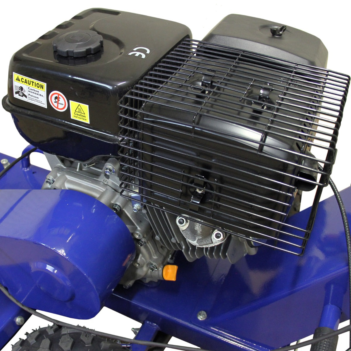 Die T-Mech 15PS Baumstumpffräse zeigt einen robusten, blauen Motor mit einem schwarzen Schutzgitter und einem großen, schwarzen Tank für effizientes Arbeiten