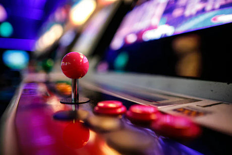 Bunte Arcade-Spielkonsole mit einem pinken Joystick und farbigen Tasten, perfekt für nostalgische Spielerlebnisse in einem modernen Design